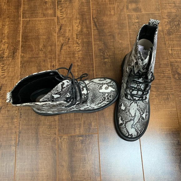 Wild Diva snake print boots - Picture 3 of 3